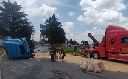 Pipa que transportaba material para chapopote vuelca tras chocar con auto en Toluca; hay derrame en el asfalto