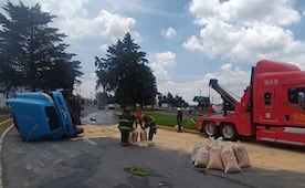 Pipa que transportaba material para chapopote vuelca tras chocar con auto en Toluca; hay derrame en el asfalto