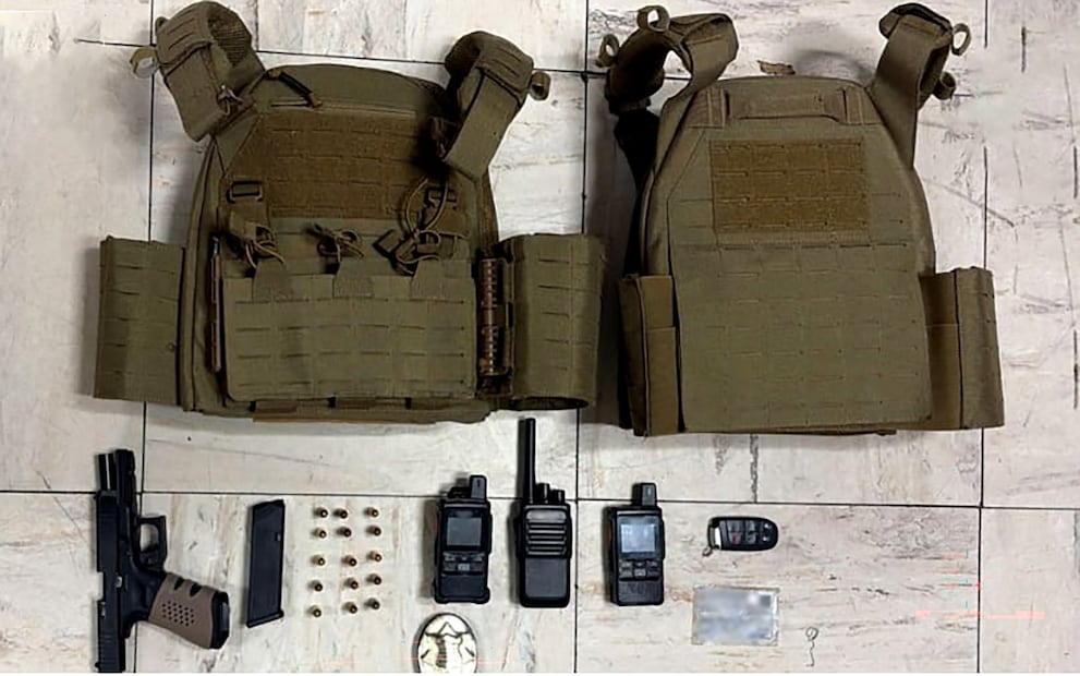 Arma 9mm, chalecos antibalas y radios de comunicación incautados a los detenidos en Bosques de Primavera. Foto Especial