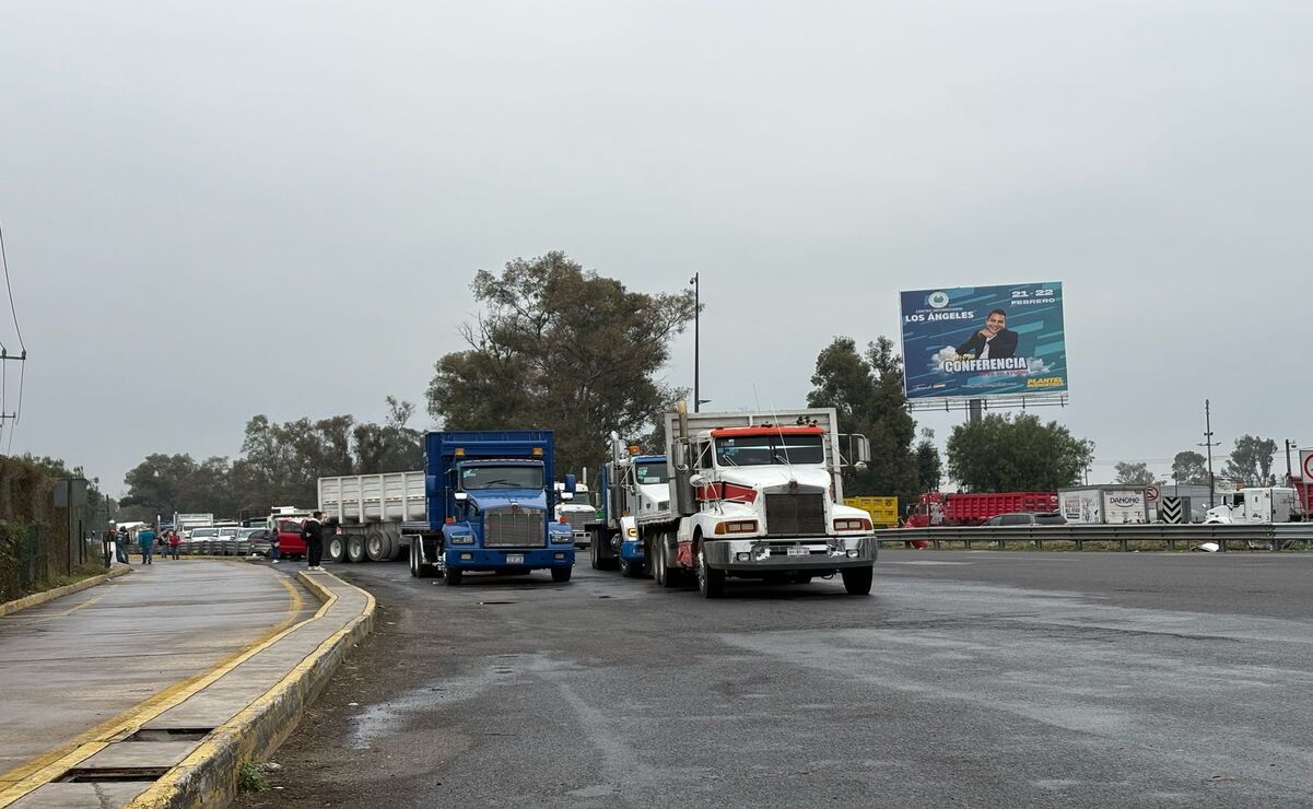 Alrededor de 100 camiones de transporte pesado se mantienen estacionados en ambos sentidos de la autopista México-Querétaro. Foto: Arturo Contreras