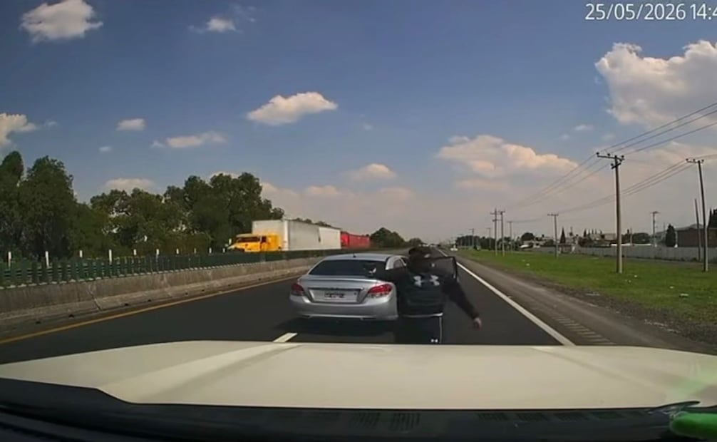 La cámara de seguridad de la unidad registró en video el rostro del sujeto armado que encañonó al chofer en el Circuito Exterior Mexiquense. Foto Especial