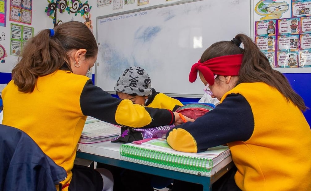 Padres y tutores pueden consultar en plataformas oficiales, las claves de centro de trabajo y los reconocimientos de validez de las escuelas. Foto Alejandro Vargas / El Universal