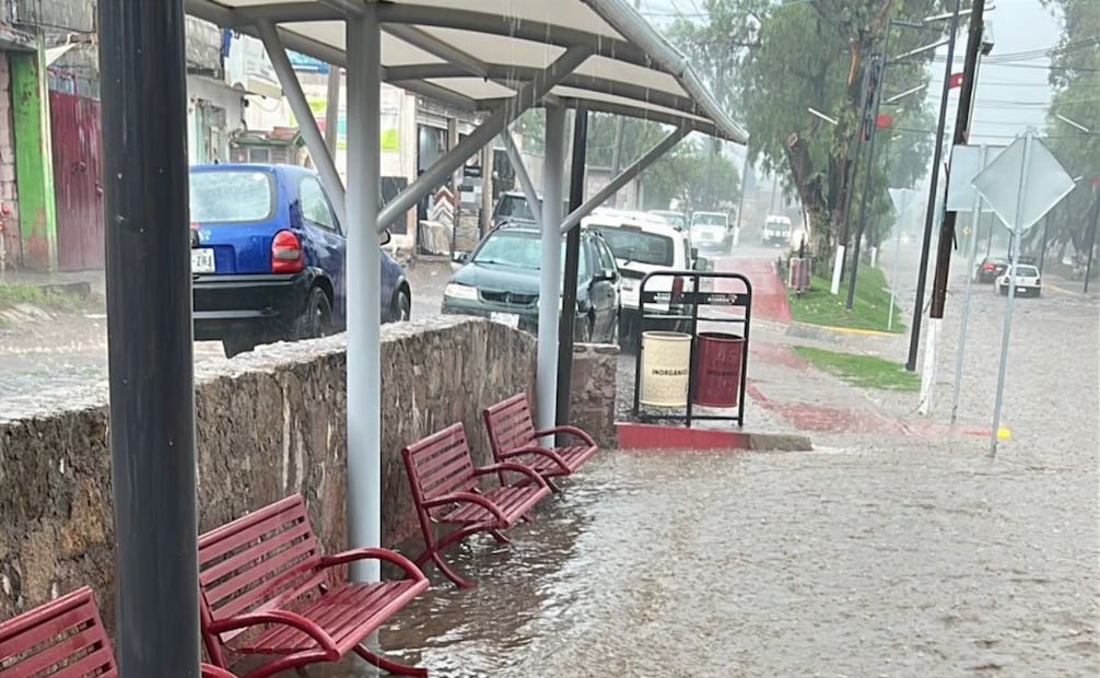 La recién inaugurada avenida Tuxpan, principal acceso al Pueblo Mágico de San Martín de las Pirámides, quedó completamente cubierta por el agua. Foto Especial