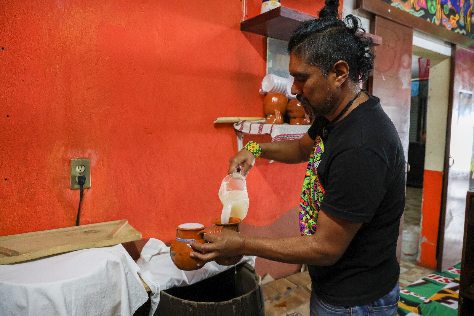 El pulque se obtiene de la fermentación del aguamiel, el jugo viscoso extraído de las pencas del maguey, una planta que ha sido venerada en diversas culturas mesoamericanas. Foto Arturo Hernández
