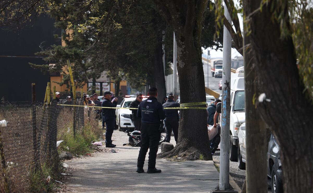 El hombre de 65 años iba acompañado de su nieto cuando fue embestido por los motorratones que huían tras una persecución. Foto: Arturo Hernández