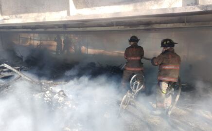 Ecatepec: Bomberos combaten fuerte incendio cerca de la México-Pachuca