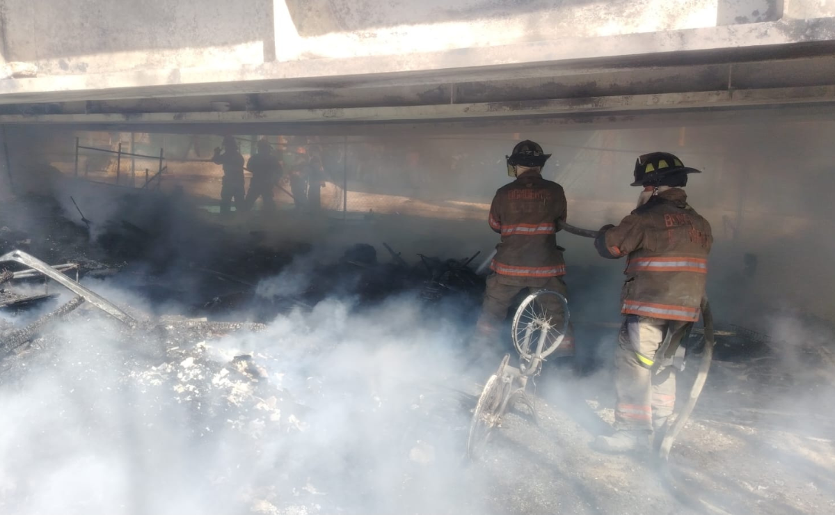Ecatepec: Bomberos combaten fuerte incendio cerca de la México-Pachuca