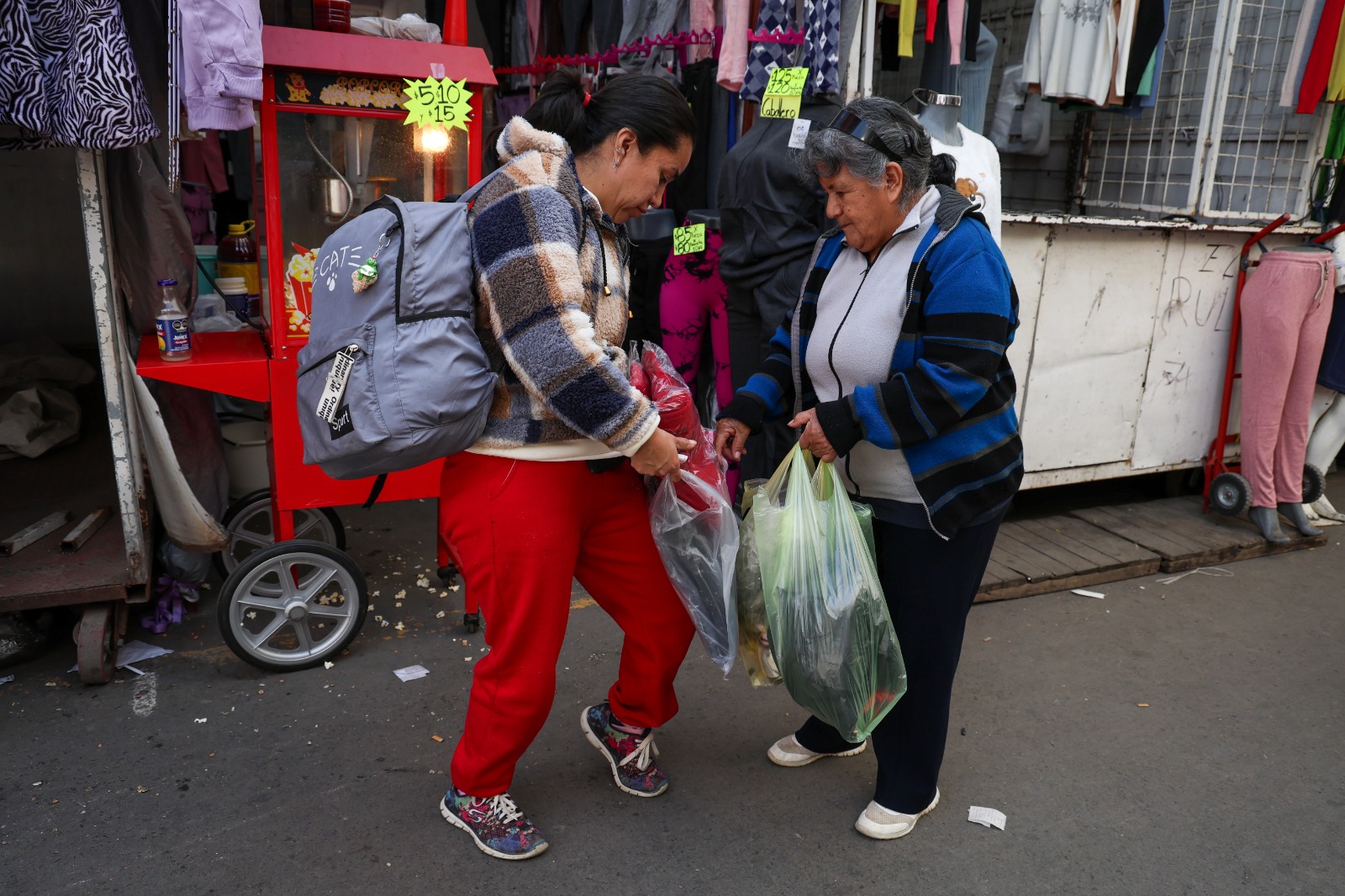 Algunos compradores vienen de distintos puntos de la ciudad e incluso del país. Foto Luis Camacho