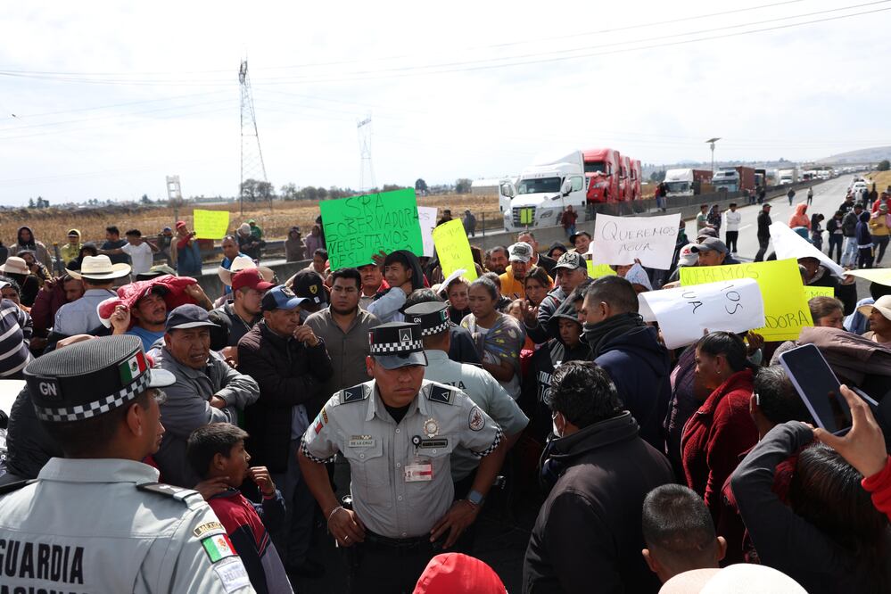 Habitantes de la comunidad de Villa Seca, perteneciente al municipio de Otzolotepec, mantienen bloqueada la autopista, libramiento Lerma - Valle de Bravo. Foto: Arturo Hernández | El universal estado de México.