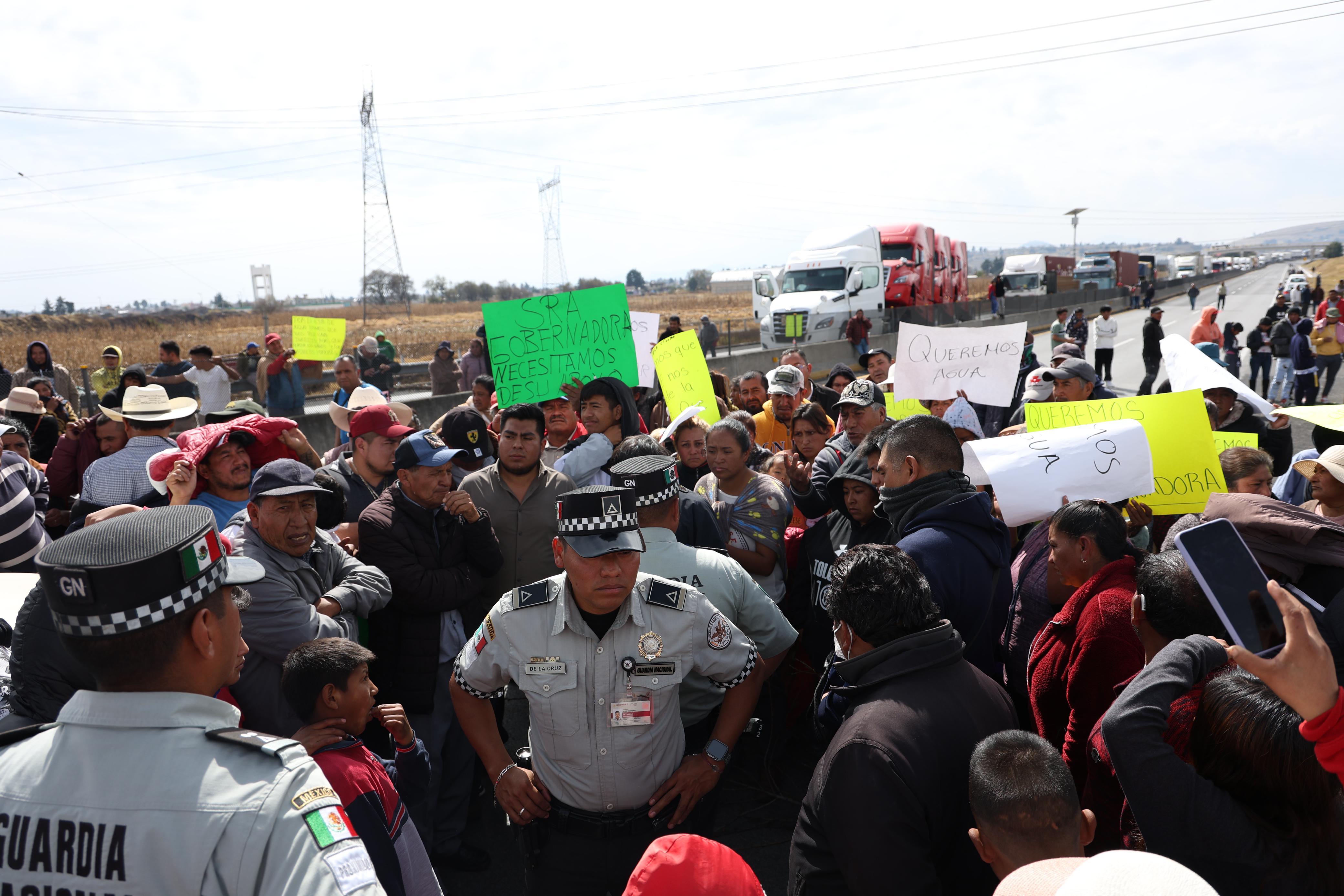 Habitantes de la comunidad de Villa Seca, perteneciente al municipio de Otzolotepec, mantienen bloqueada la autopista, libramiento Lerma - Valle de Bravo. Foto: Arturo Hernández | El universal estado de México.