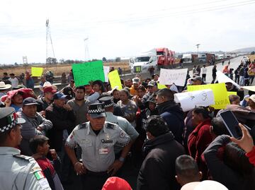 Vecinos de Otzolotepec bloquean Libramiento Bicentenario por falta de agua