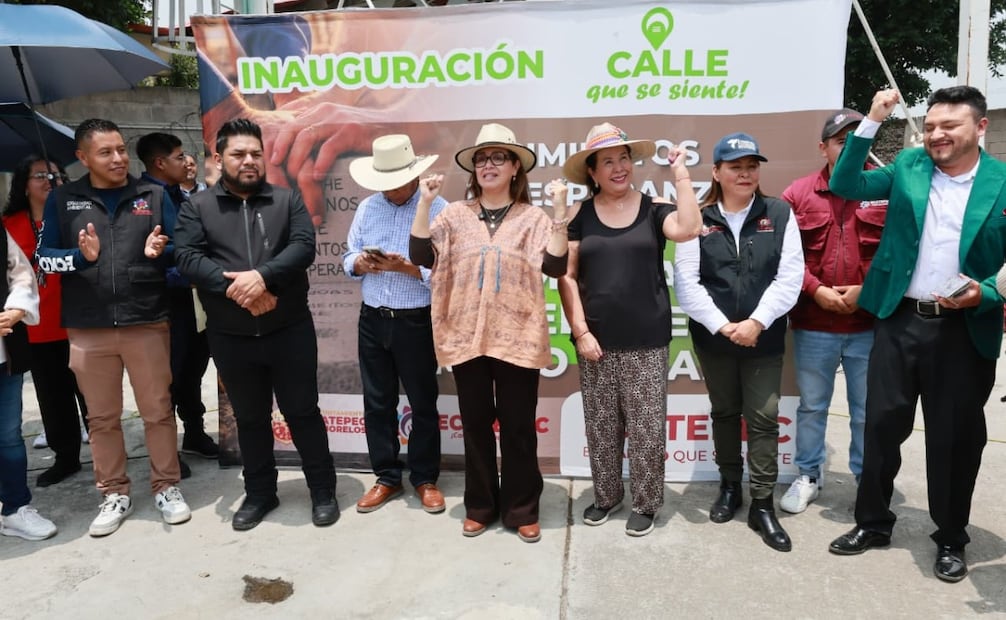 Azucena Cisneros anunció que, tras la entrega de las vialidades, el gobierno de Ecatepec rehabilitará el parque de la comunidad y la avenida principal. Foto Especial