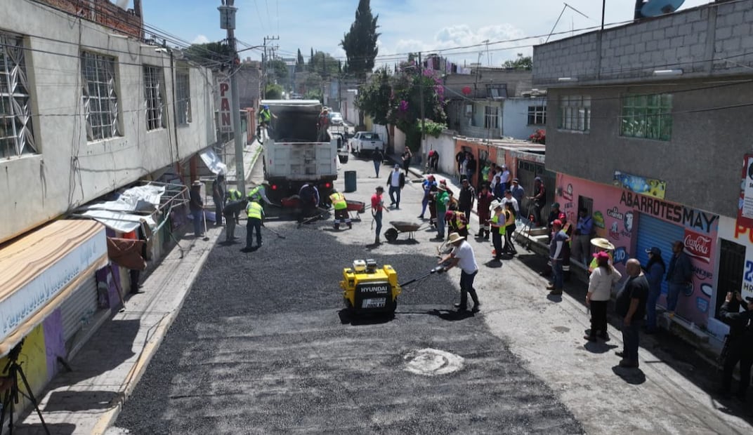 La presidenta municipal de Ecatepec, Azucena Cisneros Coss, participó activamente tomando el rastrillo para extender la mezcla asfáltica. Foto Especial