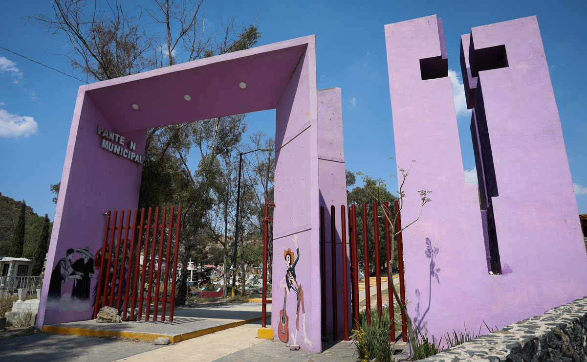 Debido a la emergencia sanitaria, el ayuntamiento tuvo que comprar una hectárea de tierras a los ejidatarios para extender el cementerio al pie del Cerro del Marqués.  Foto :Luis Camacho / El Universal Estado de México
