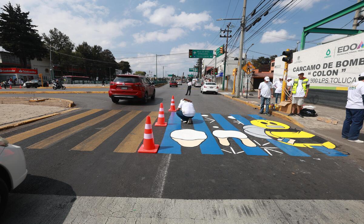 El cruce de Paseo Tollocan y Jesús Carranza en dirección a Ciudad Universitaria fue intervenido por los alumnos de la Facultad de Odontología. Foto: Alejandro Vargas