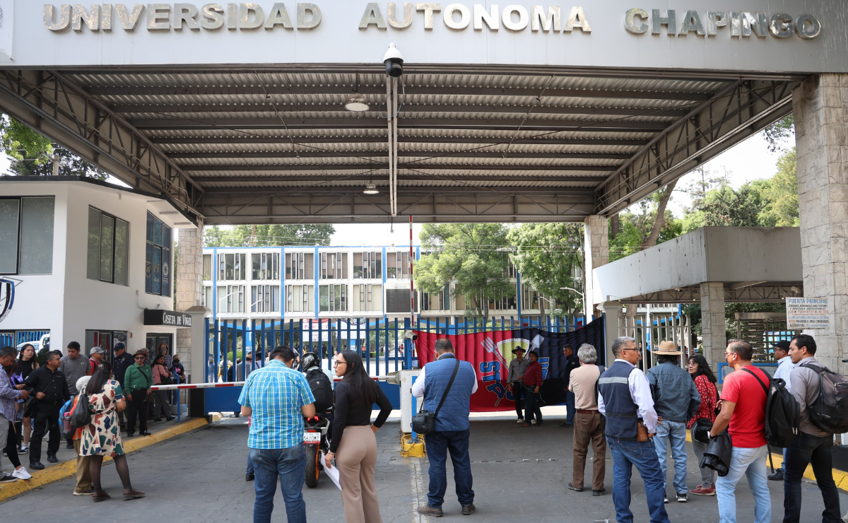La comunidad estudiantil observa el inicio de la huelga en la Universidad Autónoma Chapingo. Foto: Luis Camacho