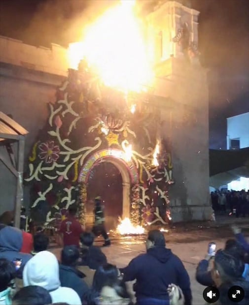 El fuego se concentró en los elementos decorativos instalados como parte de la portada que adornaba la fachada del templo. Foto: especial