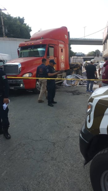 Paramédicos de Protección Civil de Cuautitlán Izcalli valoraron a los pasajeros de la unidad de transporte público afectada. Foto Especial