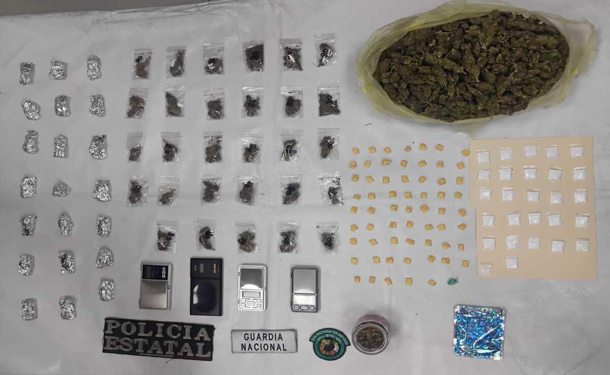 Tras una orden de cateo se hallaron más de 100 empaques de plástico que contenían diversos narcóticos, entre ellos marihuana, cocaína y cristal. Foto: Especial