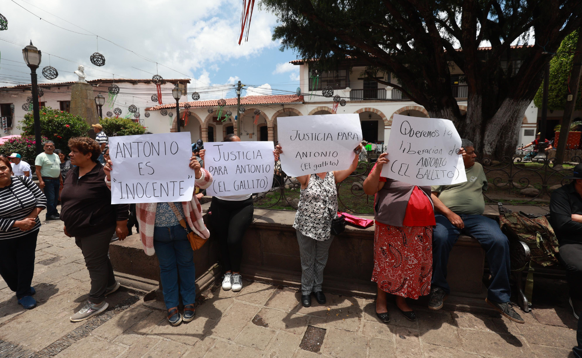 Habitantes de Sultepec se congregan para exigir la liberación de Antonio, dueño de la carnicería "El Gallito", incautada en la Operación Liberación. Foto: Alejandro Vargas
