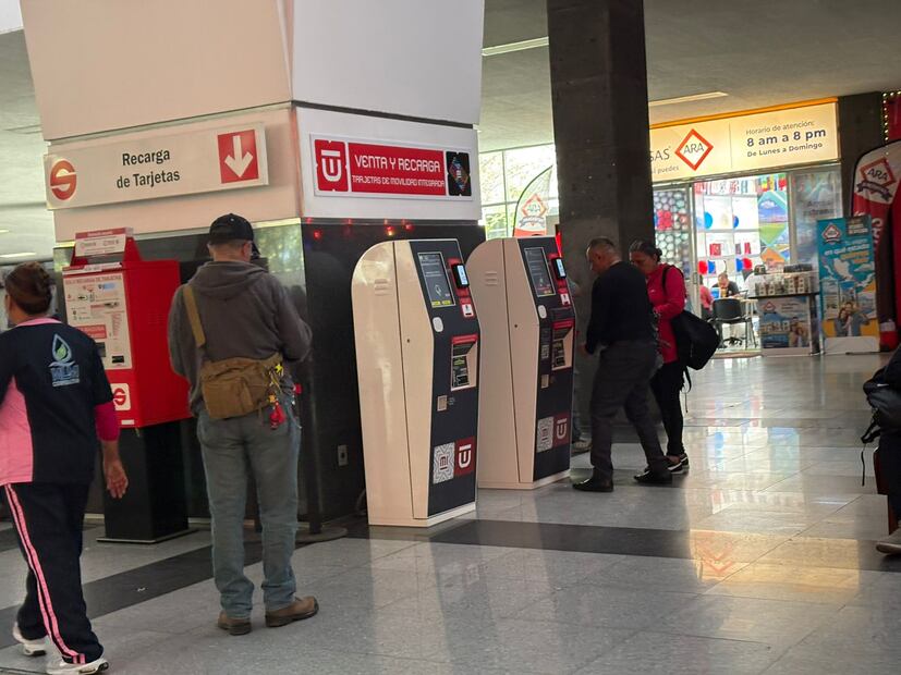 En los alrededores de la estación Buenavista ya fueron habilitadas las máquinas para recargar las tarjetas, mismas que podrán ser las de Movilidad Integrada. Foto: Arturo Contreras