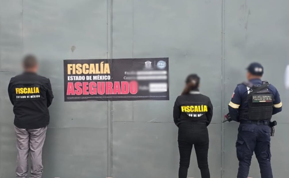 Sellos de la Fiscalía mexiquense fueron colocados en los accesos de la bodega de Cuautitlán Izcalli mientras se deslindan responsabilidades legales. Foto Especial