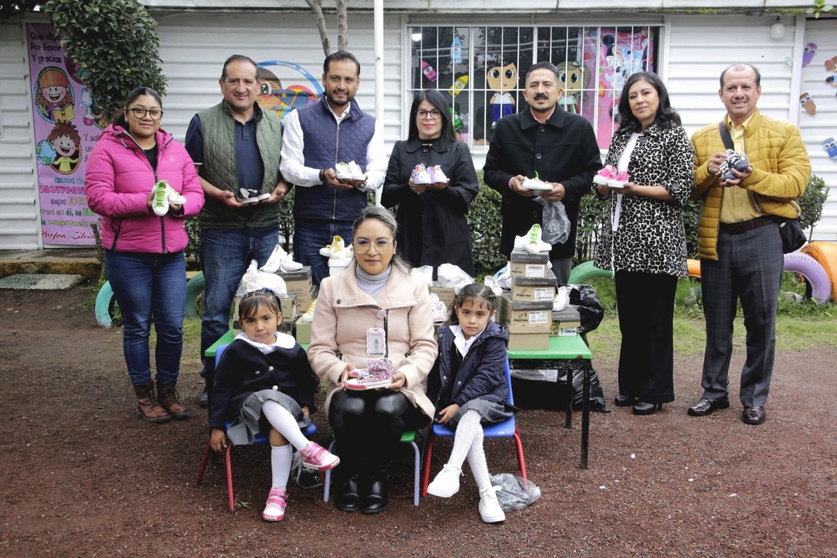 Entrega de 316 pares de zapatos escolares a alumnos del Jardín de Niños 'Josefina Esparza Berumen de Ximénez' y la Escuela Primaria 'Frida Kahlo' en Chalco.