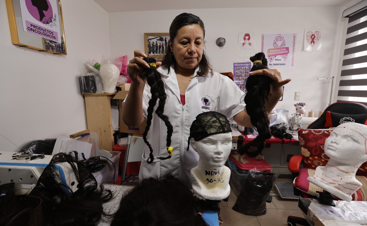 Una peluca es considerada como prenda íntima por las sudoraciones / Foto Jorge Alvarado