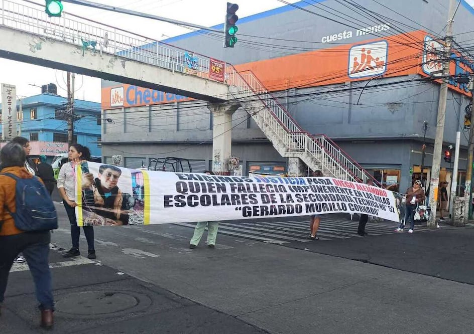 Familiares y amigos de Diego Alejandro, estudiante de la Escuela Secundaria Técnica 52 Gerardo Murillo Cornado, realizaron un bloqueo en la avenida Adolfo López Mateos y avenida Chimalhuacán para exigir justicia por la muerte del joven ocurrida dentro del plantel.