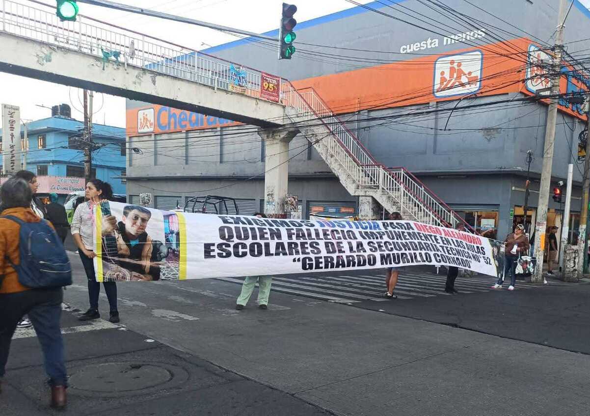 Familiares y amigos de Diego Alejandro, estudiante de la Escuela Secundaria Técnica 52 Gerardo Murillo Cornado, realizaron un bloqueo en la avenida Adolfo López Mateos y avenida Chimalhuacán para exigir justicia por la muerte del joven ocurrida dentro del plantel.