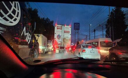 Caos vial en la México-Querétaro: Choque provoca derrame de combustible