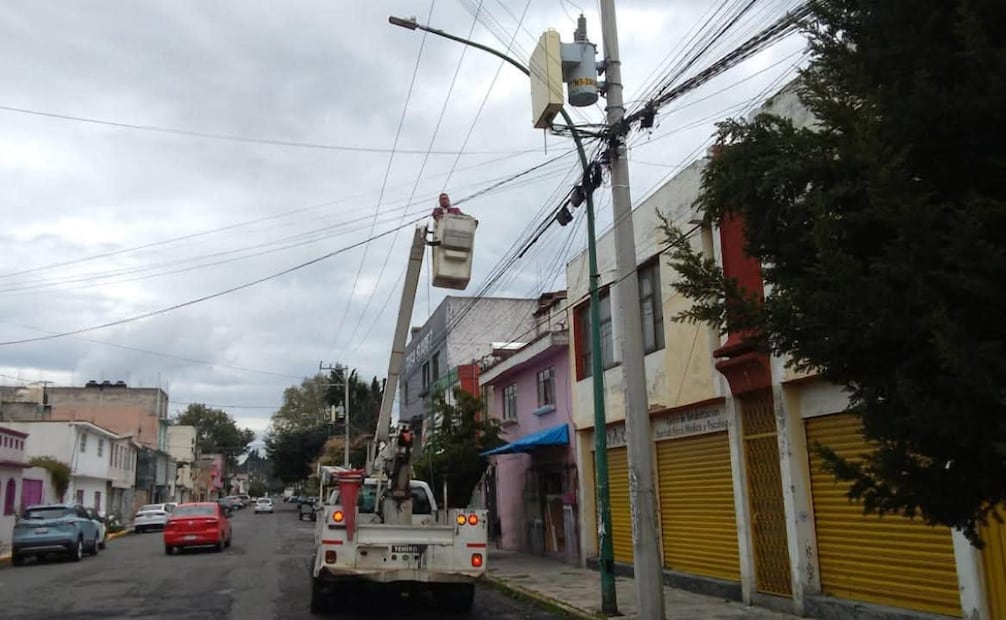 Cuadrillas de la Dirección de Alumbrado Público recorren las 48 delegaciones de Toluca para detectar luminarias que requieren mantenimiento. Foto especial