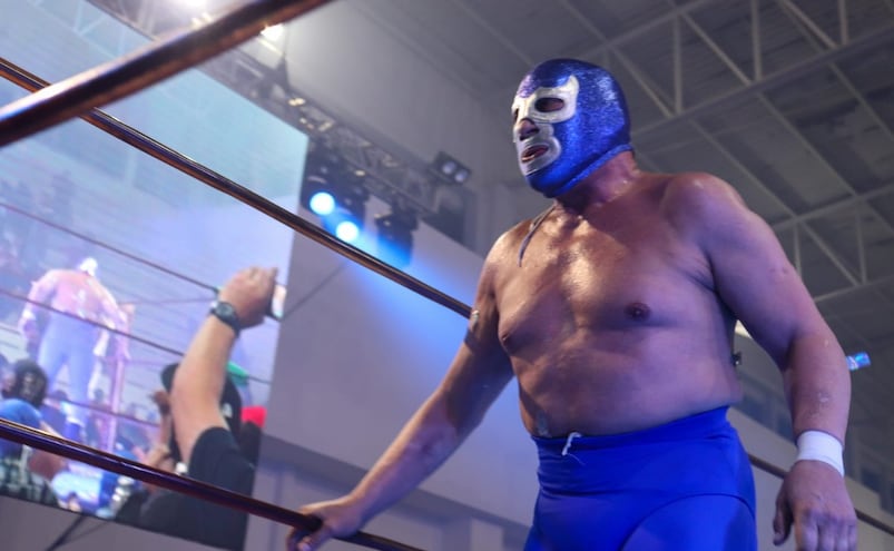 Blue Demon Jr. regresa triunfal a Toluca y enciende a espectadores
