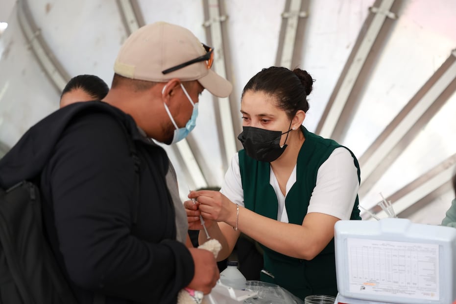 La fila en la Concha Acústica de Toluca se extendió por varias cuadras, reflejando el interés de los padres por proteger a sus hijos. Foto Alejandro Vargas / El Universal