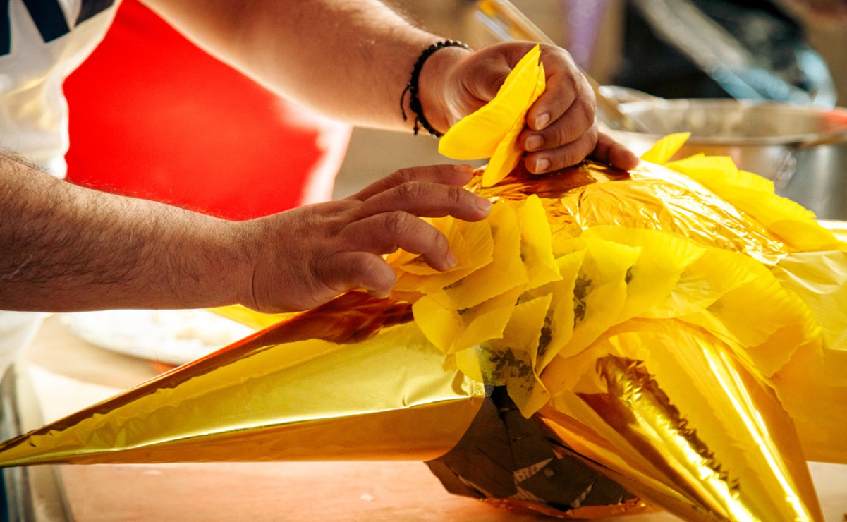 Los maestros artesanos dedican horas de esfuerzo y amor para realizar las piñatas durante la temporada navideña. Foto: Especial.