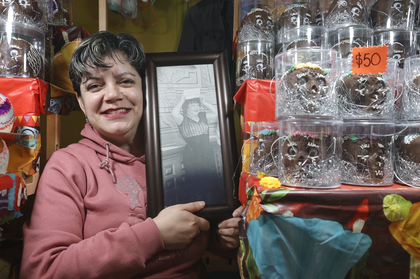 Victoria Morales Jalomo, fue una de las iniciadoras de la Feria del Alfeñique en los años 70s. Foto Jorge Alvarado