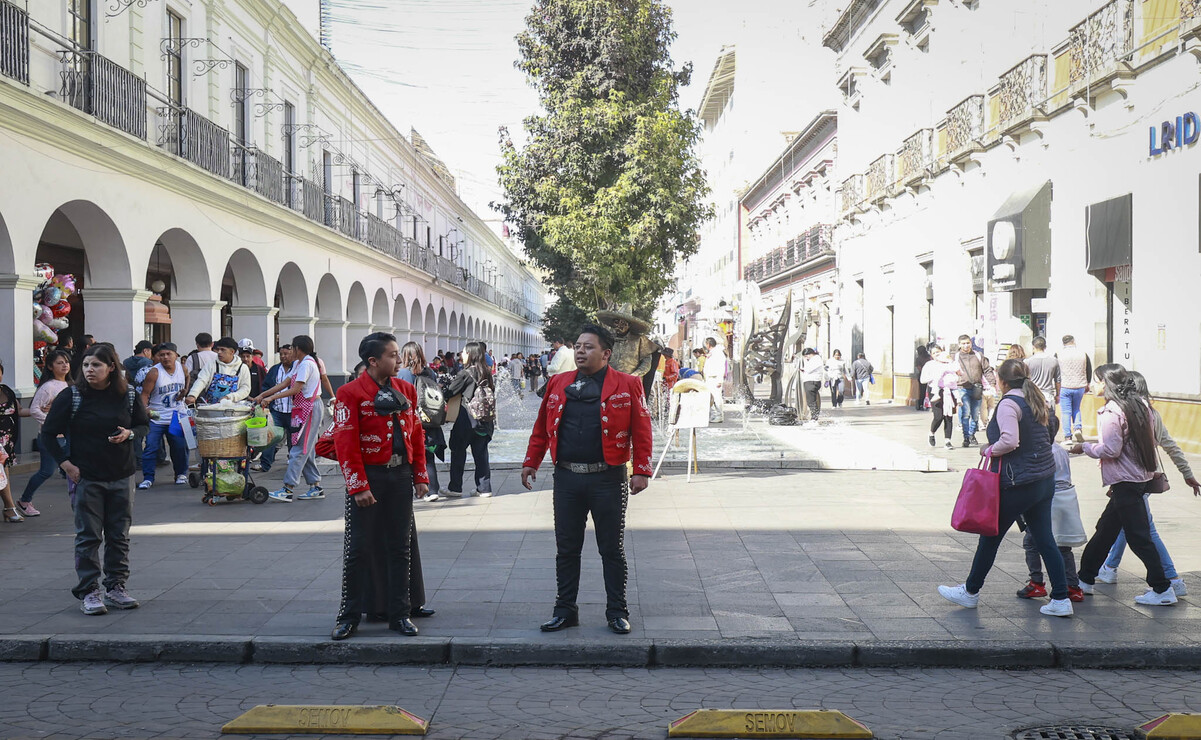 Los grupos de mariachis se encuentran en el Andador Constitución los fines de semana de 10 a.m. a 8:00 p.m / Foto Alejandro Vargas