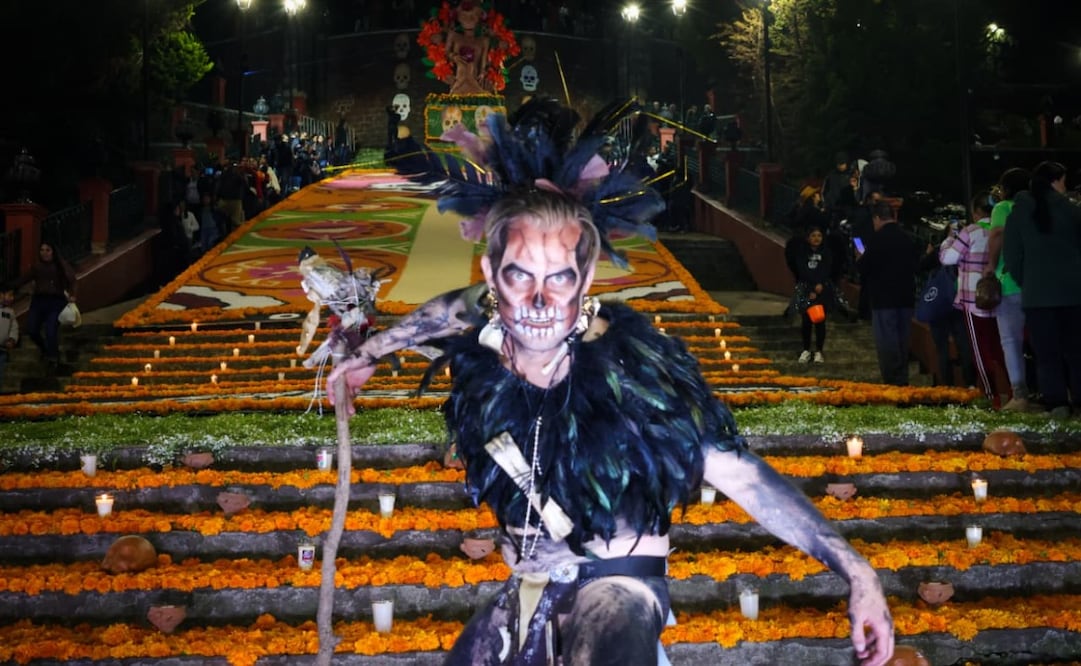 La calidez del cempasúchil y la iluminación nocturna transforman la ofrenda en un tributo vivo a nuestras raíces. Foto Especial