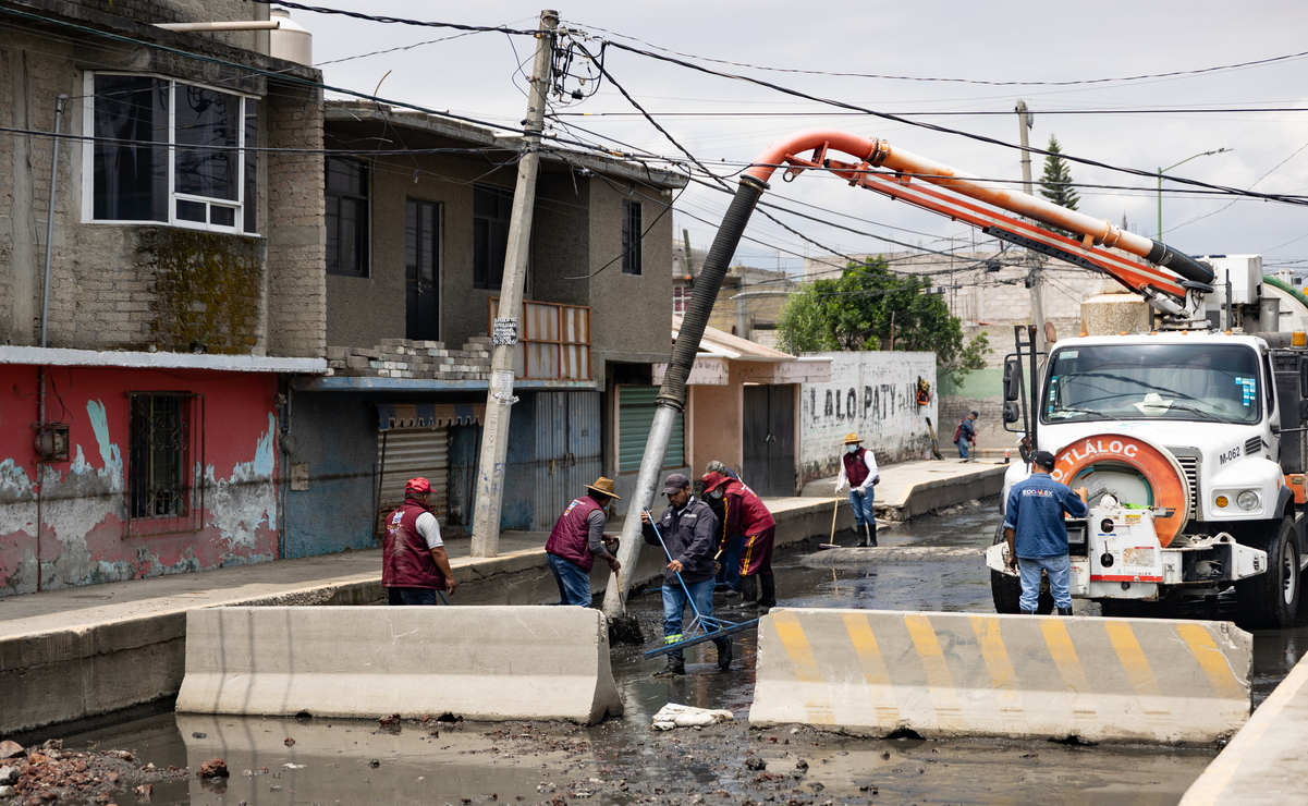 El líquido pluvial que se combinó con el residual impidió ver la carpeta asfáltica durante varios días / Hugo Salvador El Universal