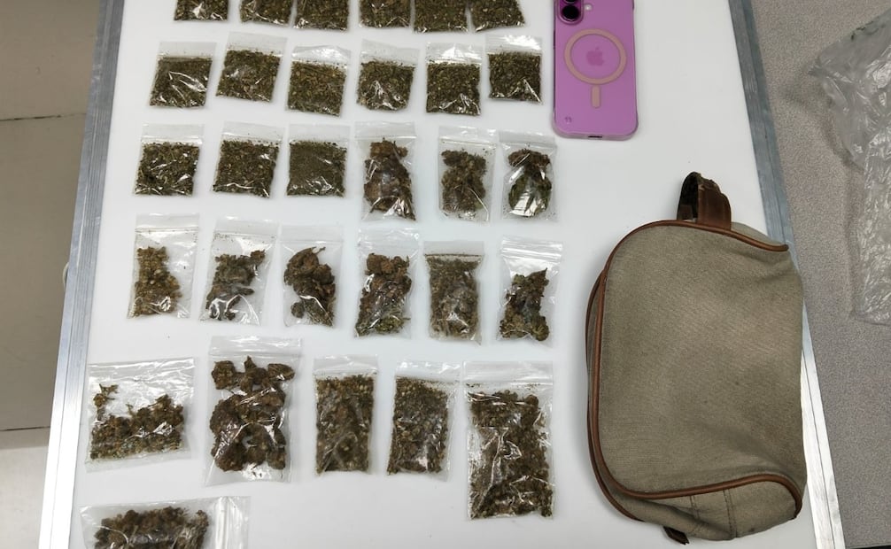 Las 44 bolsas con hierba verde y seca, junto con los teléfonos celulares incautados durante la revisión preventiva en la colonia Tequexquinahuac. Foto Especial