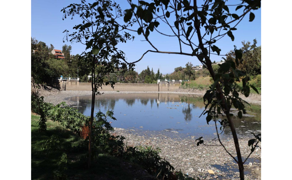 La Presa de El Capulín ubicada en las inmediaciones del fraccionamiento La Herradura en Huixquilucan, en cada temporada de sequía emana malos olores. Foto: Especial