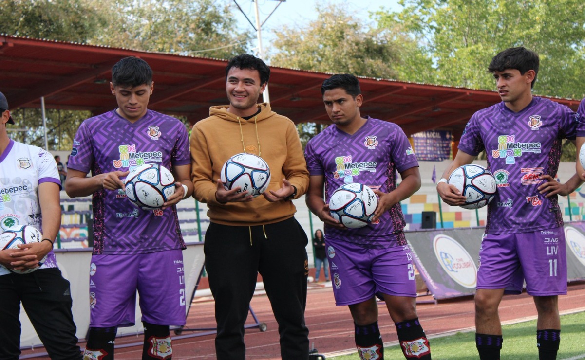 La directiva de los Artesanos de Metepec entregó reconocimientos y balones firmados al entrenador Juan Carlos “El Oso” Pedroza y a jugadores. Foto: Especial