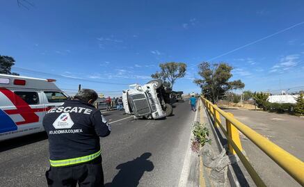 Volcadura afecta circulación en el libramiento Jorge Jiménez Cantú y la carretera Panamericana Toluca-Atlacomulco