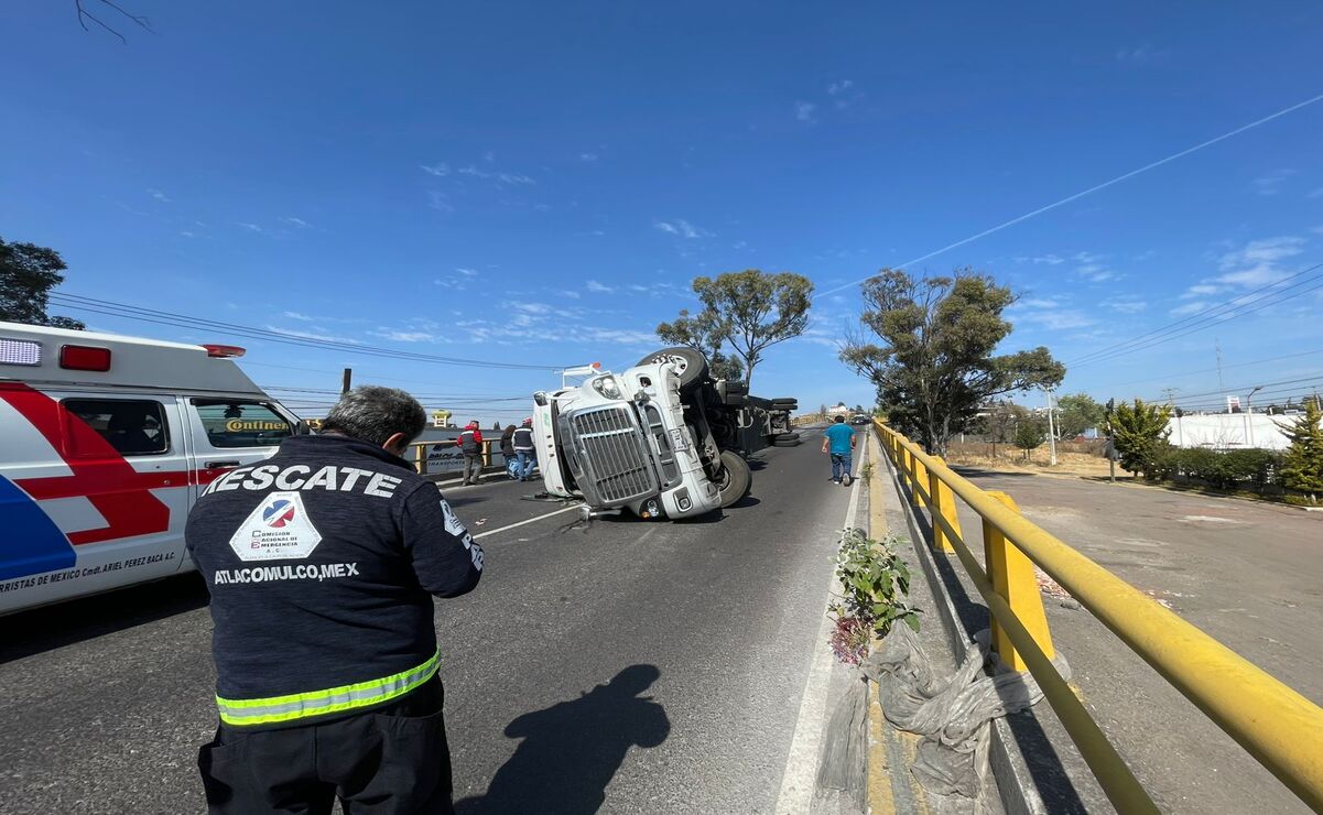 La unidad de carga pesada volcó n el puente que conecta el libramiento Jorge Jiménez Cantú con la carretera Panamericana Toluca-Atlacomulco / Foto Michelle Sánchez