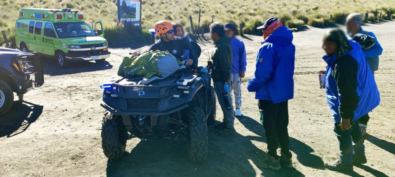 El operativo de rescate incluyó relevos y traslados en unidades de la corporación hasta el paraje La Joyita. Foto especial