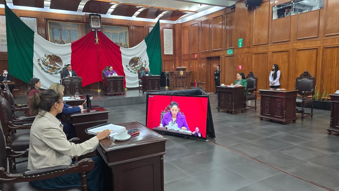 La diputada Martha Azucena Camacho Reynoso, presidenta de la Mesa Directiva, anunció la declaratoria de aprobación de la reforma que busca salvar vidas mediante atención directa. Foto Especial
