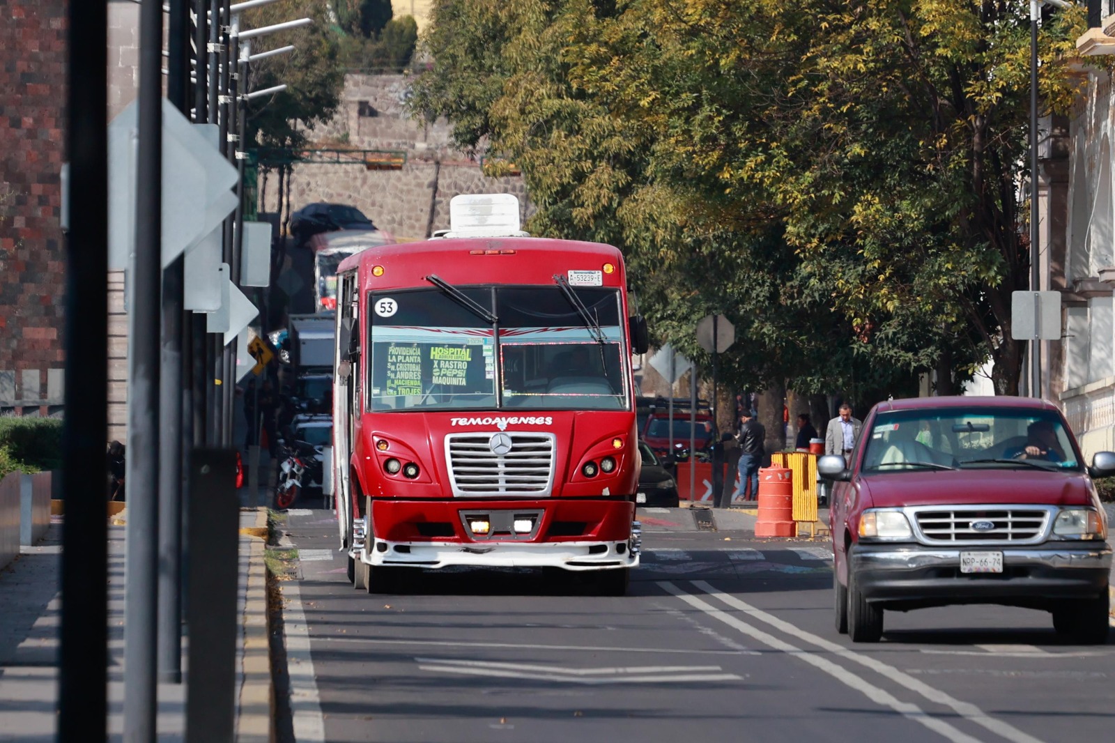 Pasajeros evidencian y rechazan el aumento no autorizado de la tarifa de taxis. Foto Alejandro Vargas