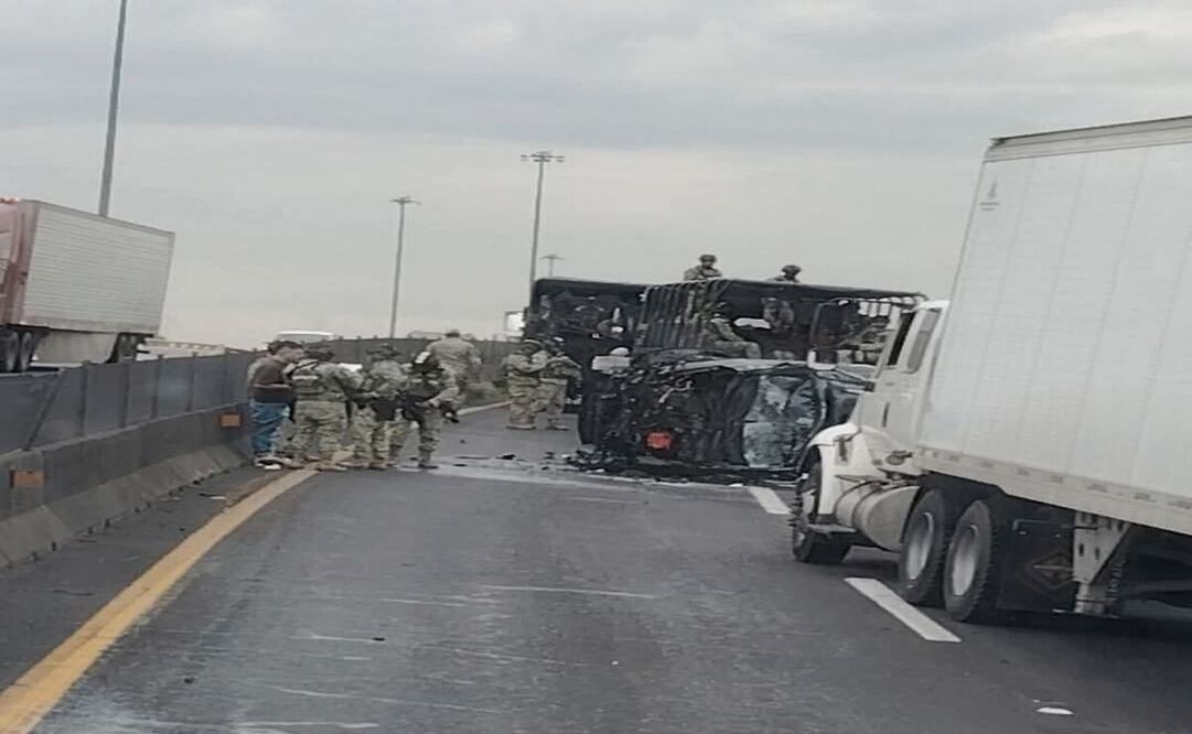 El conductor de una camioneta perdió el control de la unidad y se volcó en el Circuito Exterior Mexiquense. Foto: Especial