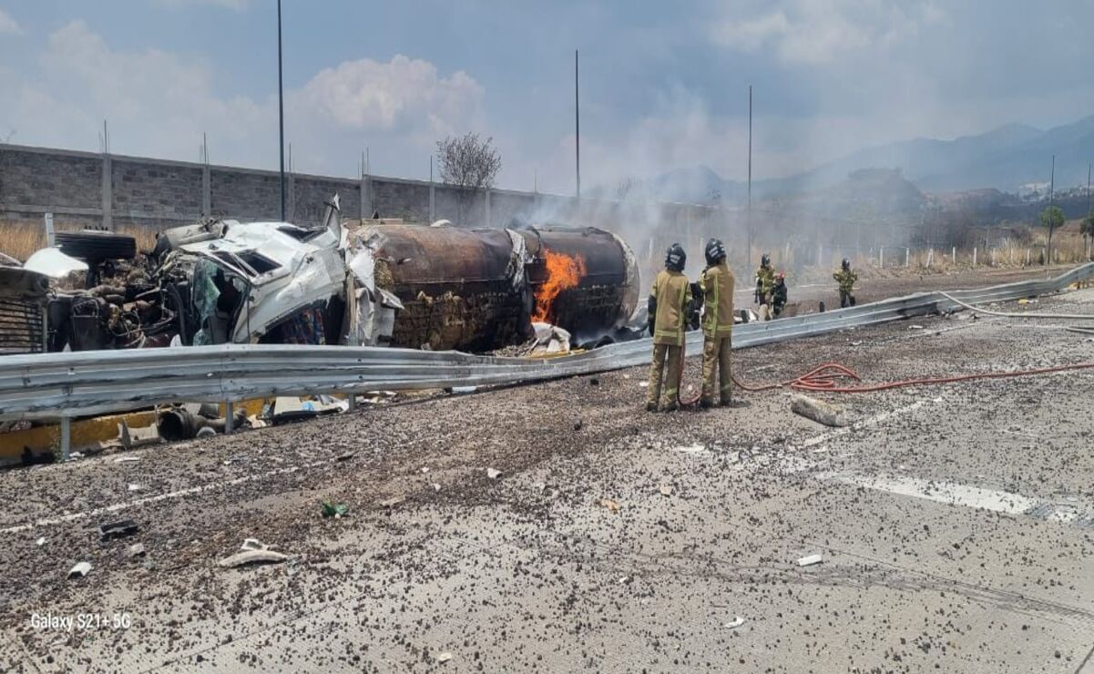 La carretera de peaje fue cerrada al tránsito por las labores que se llevan a cabo para retirar al tractocamión accidentado / Foto: Especial