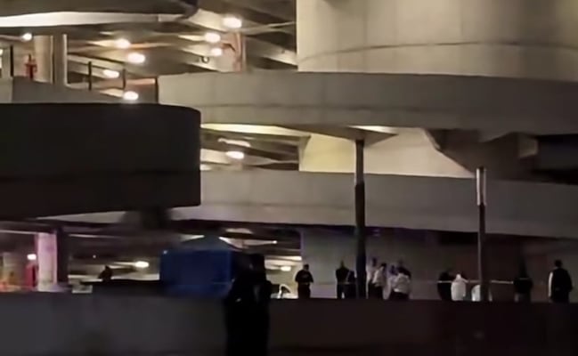 Hombre muere tras caer desde el tercer piso del estacionamiento en Plaza Satélite, Naucalpan